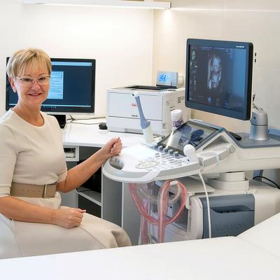 Novákné Szerdahelyi Zsuzsanna szonográfus a Voluson E10 ultrahang készülékkel
